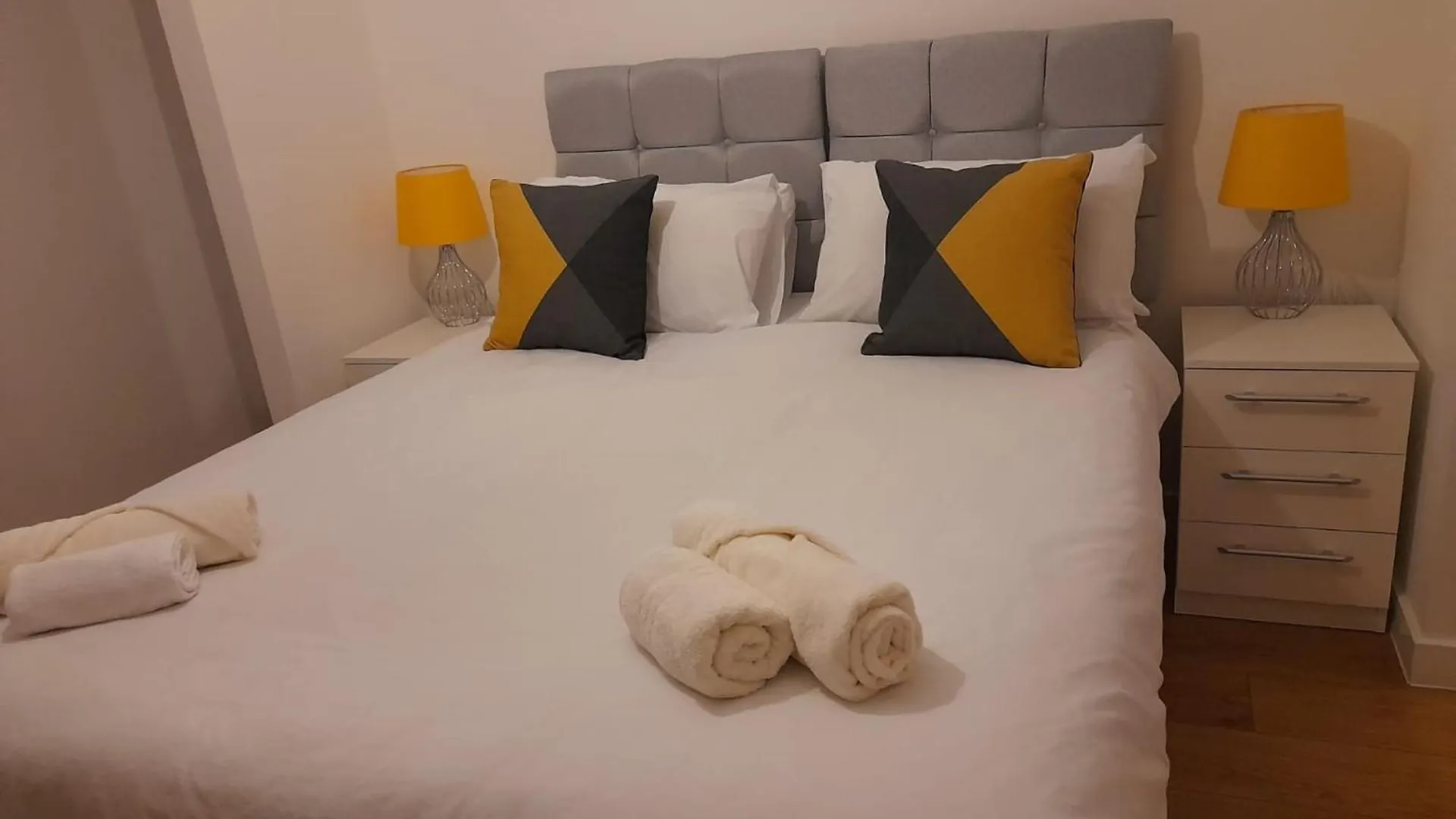 Comfortable Modern 1 Bedroom Apartment In Sheffield -Convenient For Up To 3